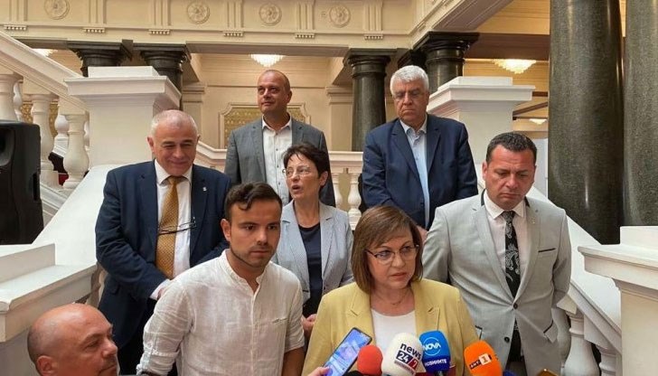 Президент и управляващи дърпат всеки за себе си и нищо за рисковете пред България, огромната мигрантска вълна, инфлацията и продоволствената криза Президент и управляващи дърпат всеки за себе си и нищо за рисковете пред България, огромната мигрантска вълна, инфлацията и продоволствената криза