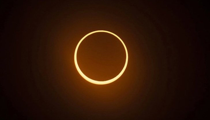 Луната не закри напълно слънцето и създаде ефектът на "огнения пръстен"