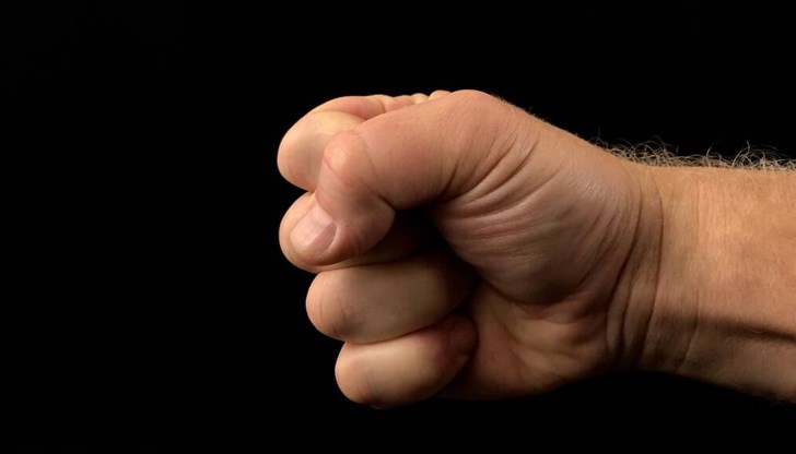 Пострадалият е счупен нос и е откаран за преглед в МБАЛ - Разград Пострадалият е счупен нос и е откаран за преглед в МБАЛ - Разград