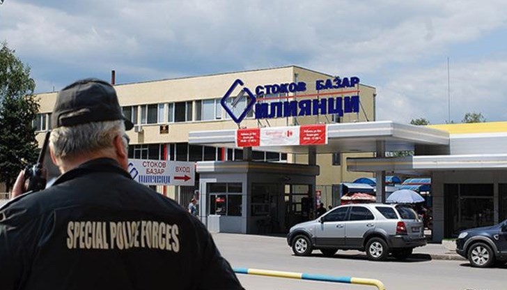 Екипи от полицаи и данъчни инспектори се намират на две локации в района Екипи от полицаи и данъчни инспектори се намират на две локации в района