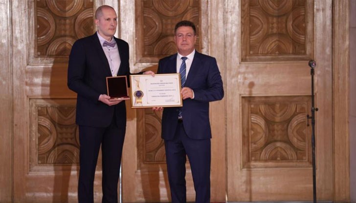 Той е високо специализиран в сферата на ендоваскуларното лечение на мозъчно-съдови заболявания