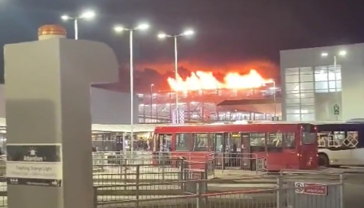 Всички полети са спрени заради огромен пожар Всички полети са спрени заради огромен пожар