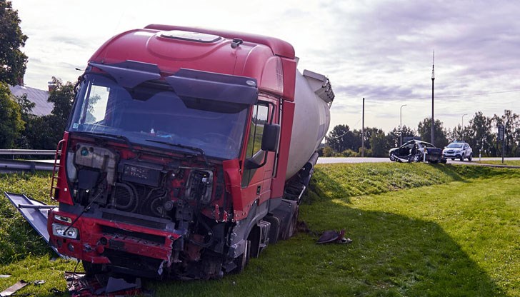 Кола се удари челно в камион / снимката е илюстративна /