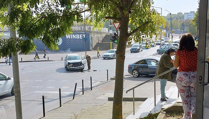 Кола се качи на тротоара след сблъсък с друг лек автомобил