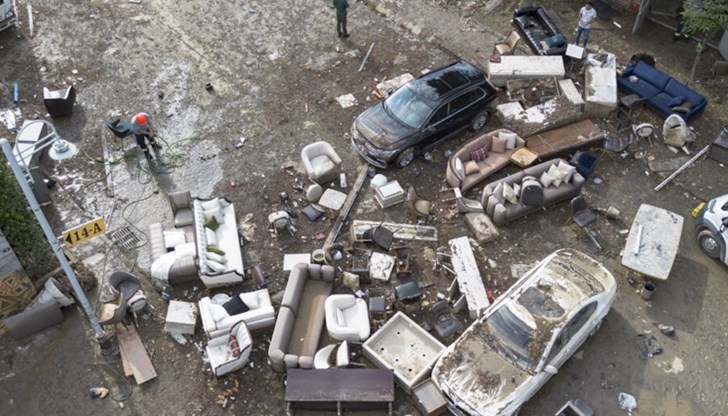 Проливен дъжд, който се изля вчера в Истанбул, причини наводнения и повреди на различни места в мегаполиса