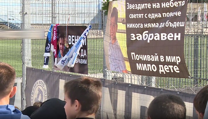 Съотборниците на момчето, техният треньор и родители запалиха свещи и поднесоха цветя пред неговата снимка на входа на комплекс "Дунав"