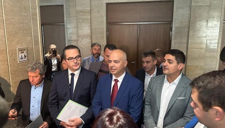 Внесохме подписите си срещу управлението, което загроби българското земеделие, погреба българската отбрана, а сега и енергетиката, заяви Георги Свиленски