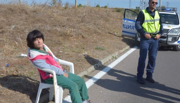 Жената се охранява от патрул на полицията, защото нито една институция не я иска