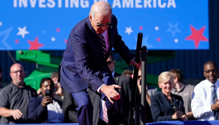 80-годишният президент се спъна, а след това залитна напред 80-годишният президент се спъна, а след това залитна напред