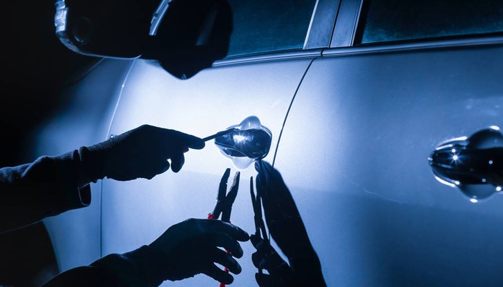 27-годишния мъж е проникнал в колата и е откраднал вещи на стойност около 400 лева 27-годишния мъж е проникнал в колата и е откраднал вещи на стойност около 400 лева