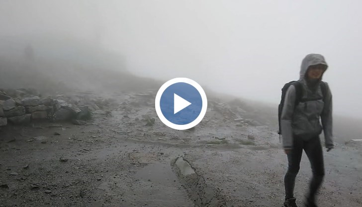 Мълнията е толкова ярка, че осветява целия връх