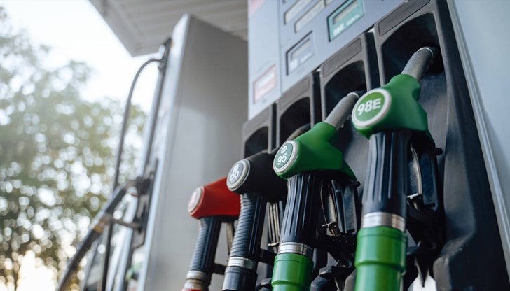 Две бензиностанции в Атина са продавали от разреденото гориво