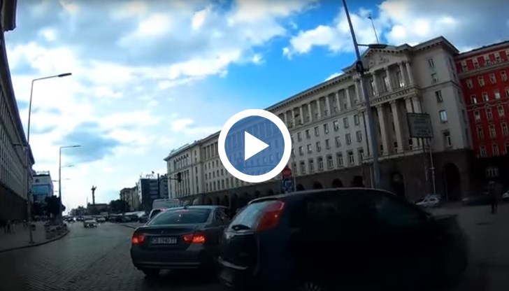 Автомобилът е влязъл в насрещното и е блъснал друга кола