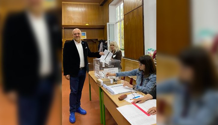 Придружен от семейството си, Станев гласува в Гимназията по дървообоработване