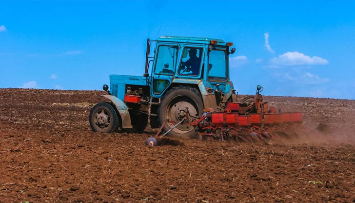 Тракторът му се е натъкнал на мина по време на оран Тракторът му се е натъкнал на мина по време на оран