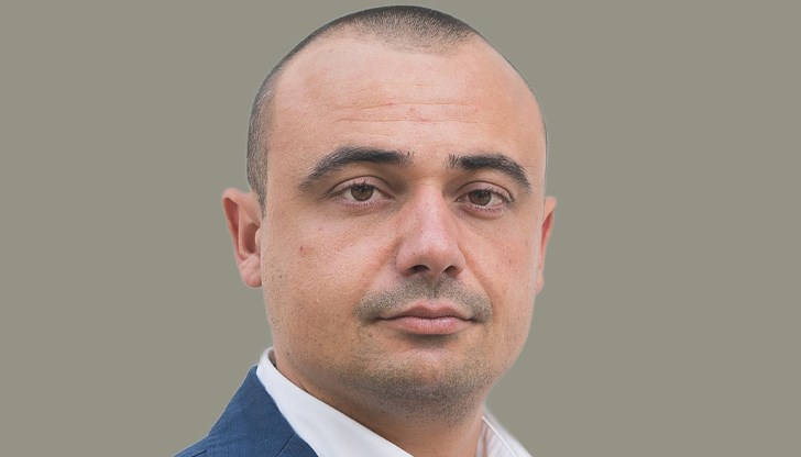 Според Петко Петков, той е бил нападнат от криминално проявеният Мирослав Маринов, който е съпруг на кандидат за общински съветник Според Петко Петков, той е бил нападнат от криминално проявеният Мирослав Маринов, който е съпруг на кандидат за общински съветник