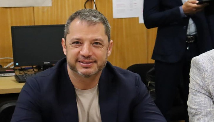 „Направих една елементарна табличка, която се надявам Пеков да разбере. Все пак е завършил Харвард“, написа Делян Добрев „Направих една елементарна табличка, която се надявам Пеков да разбере. Все пак е завършил Харвард“, написа Делян Добрев