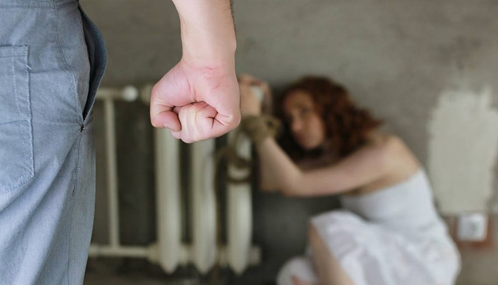 Насилникът заплашил жената, че ще я запали