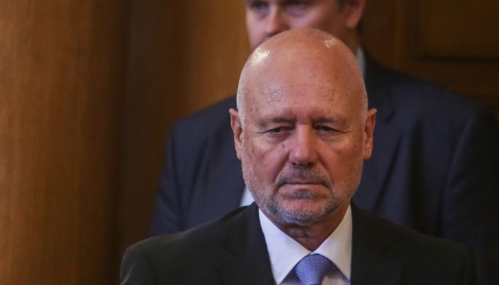 Първата вноска се очаква да направим тази година, ако всичко мине нормално и в срок, допълни министърът на отбраната Първата вноска се очаква да направим тази година, ако всичко мине нормално и в срок, допълни министърът на отбраната