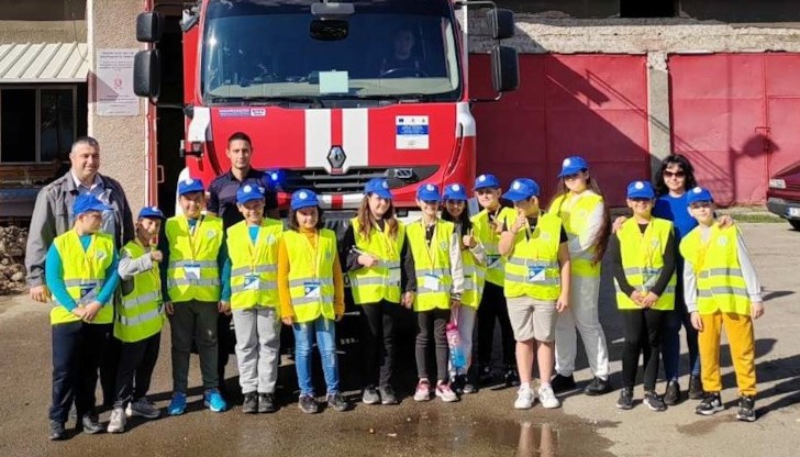 Учениците от „Детско полицейско управление“ гостуваха на огнеборците от районната противопожарна служба