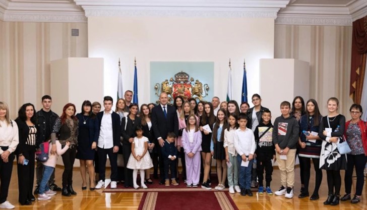 За мен е чест да се срещна с борбени млади хора, които пазят светлия спомен за родителите си, отдали усилията и живота си в името на България, каза президентът