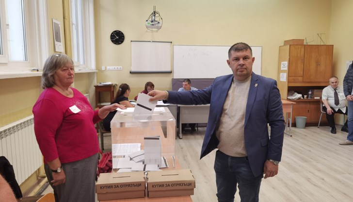 Кандидатът за кмет на Русе гласува в секция № 24 в Математическа гимназия "Баба Тонка"