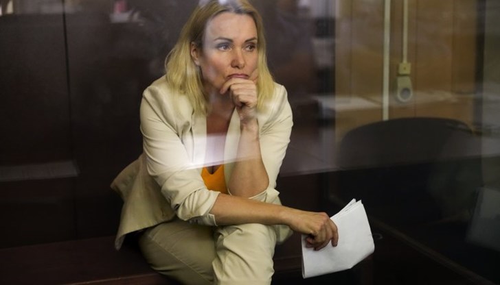 Бившата редакторка на "Първи канал" е намерила прах върху дръжката на вратата на апартамента си в Париж Бившата редакторка на "Първи канал" е намерила прах върху дръжката на вратата на апартамента си в Париж