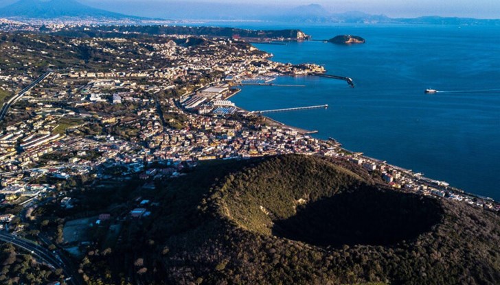 Вулканичното образувание е осеяно с 24 кратера и е много по-голямо от близкия вулкан Везувий