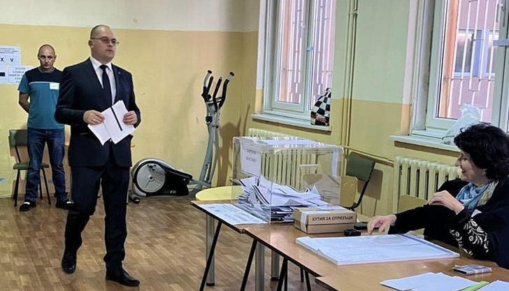 Кандидатът за кмет на Русе упражни правото си на глас Кандидатът за кмет на Русе упражни правото си на глас