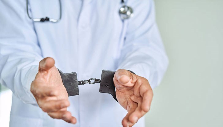 Разследват също директорът на медицинската институцията, който е бил запознат със случая Разследват също директорът на медицинската институцията, който е бил запознат със случая