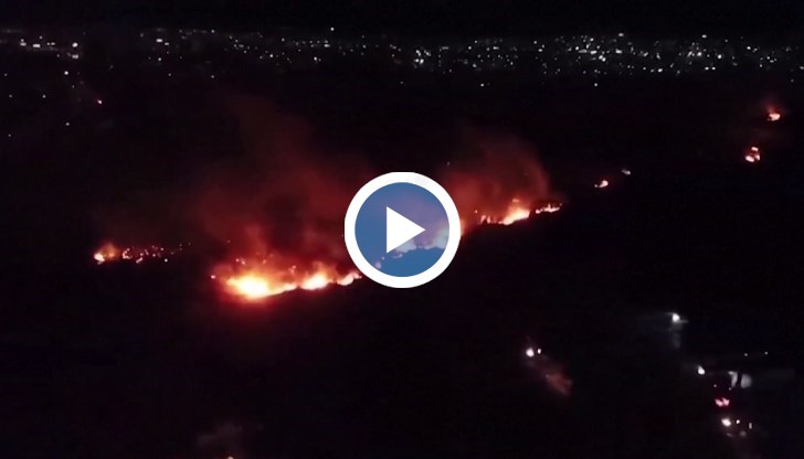 Близо 1000 пожарникари се борят с огнената стихия