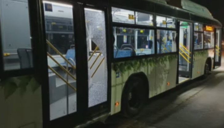 Автобус на градския транспорт беше замерян с камъни