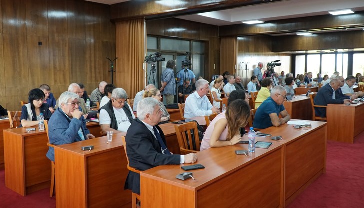 Съветниците се връщат извънредно на сесия заради маломерни паралелки Съветниците се връщат извънредно на сесия заради маломерни паралелки