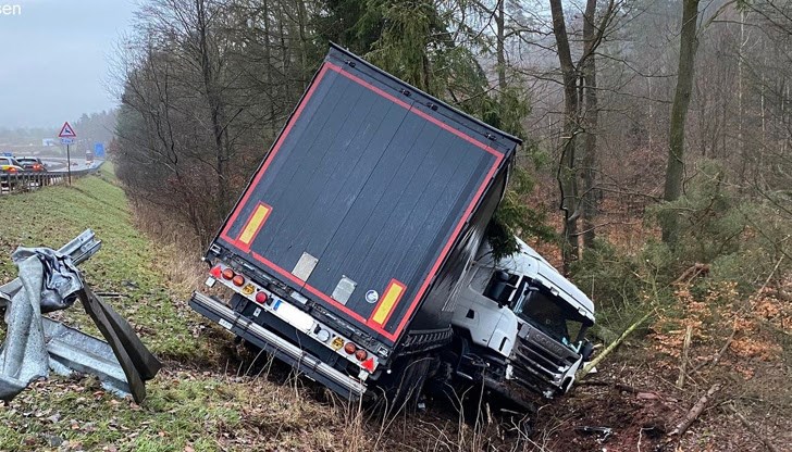 Причина за катастрофата е шофиране с несъобразена скорост /снимката е илюстративна/ Причина за катастрофата е шофиране с несъобразена скорост /снимката е илюстративна/