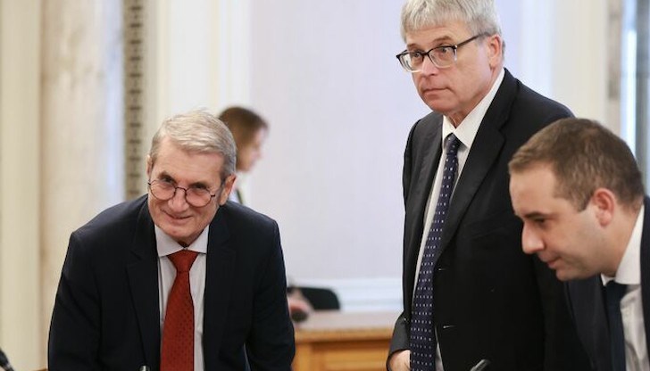 Христо Хинков каза, че вероятно ще се създаде възможност лекарите от спешните екипи да изписват антибиотици на хартиена рецепта