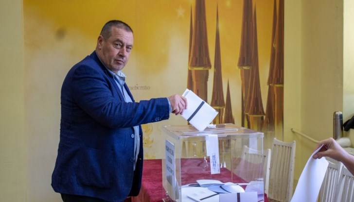 Българинов упражни правото си на глас в избирателна секция в квартал “Долапите“