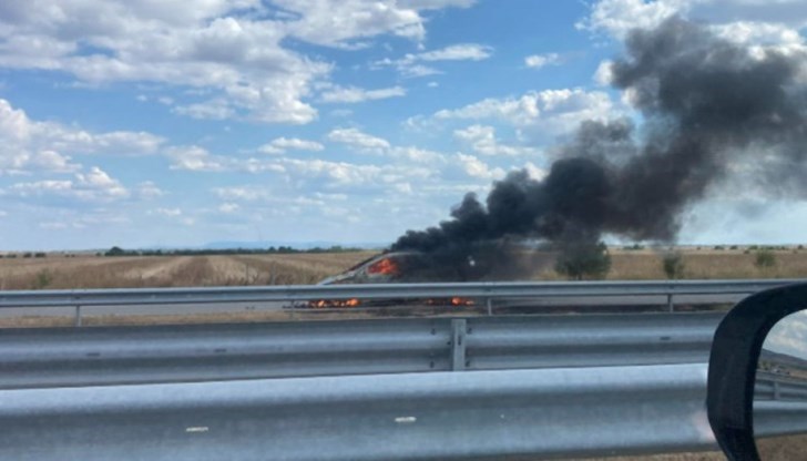 Автомобилът е изгорял като факла