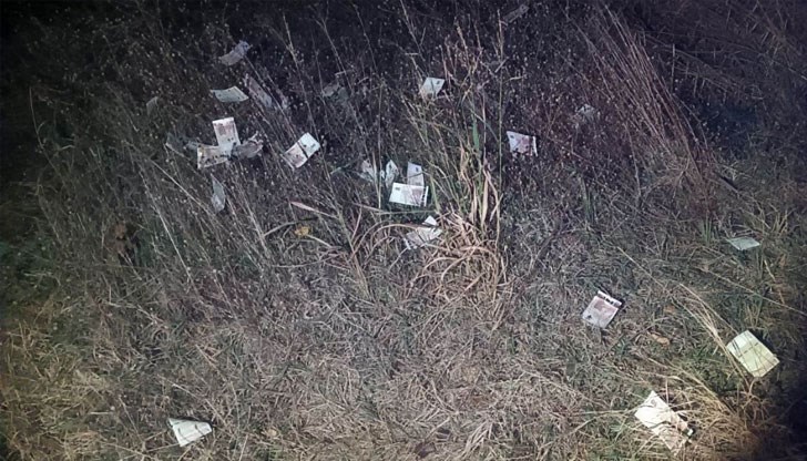 Шофьорът и двамата пътници изскачат от колата и хукват да бягат, като през това време изхвърлят банкноти