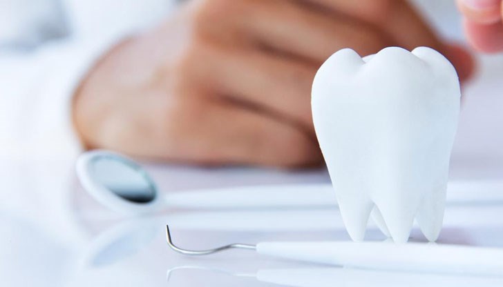 Лионел Гедж е извадил близо 4000 зъба, за да постави скъпи импланти на тяхното място