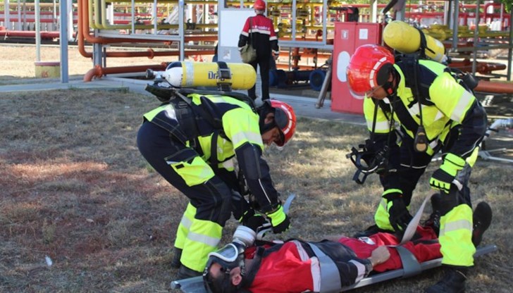 В постановката се включиха екипи на пожарната, полицията, БЧК - Русе, ЦСМП - Русе и други