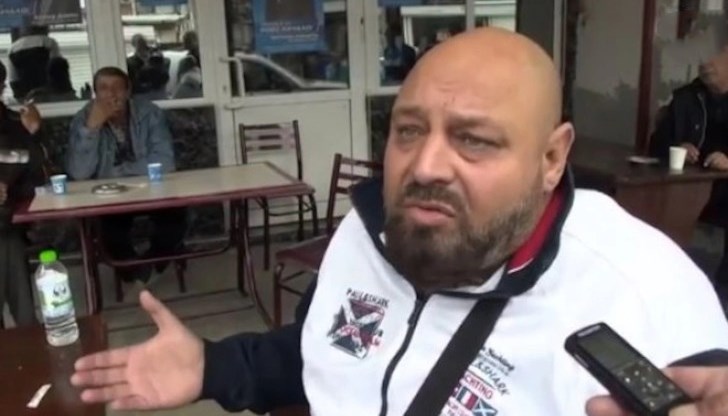 Като че ли някакъв атентат ще има тук. Тук да не е Ивицата Газа?! Не знам кой ще ни напада, но явно има нещо Като че ли някакъв атентат ще има тук. Тук да не е Ивицата Газа?! Не знам кой ще ни напада, но явно има нещо