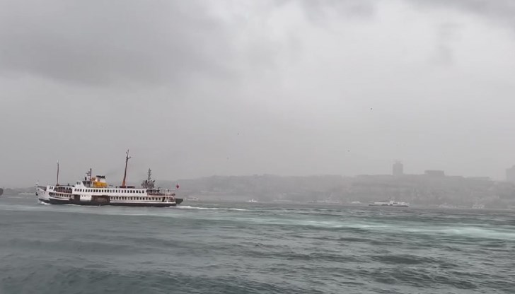 Десетки полети бяха отменени заради проливни дъждове и ураганен вятър Десетки полети бяха отменени заради проливни дъждове и ураганен вятър