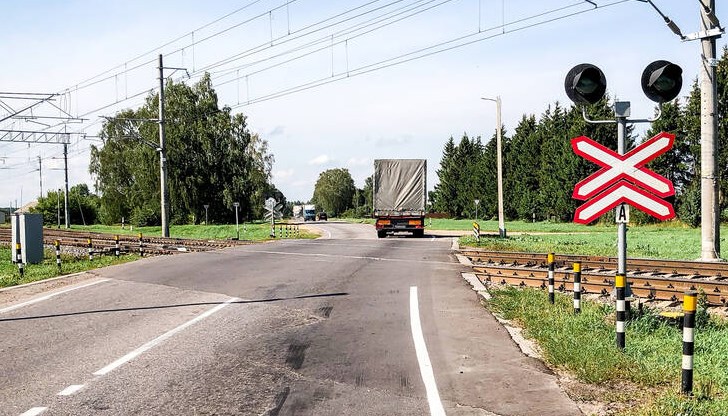 Товарен влак удари автомобил на жп прелеза в самуилското село Богданци Товарен влак удари автомобил на жп прелеза в самуилското село Богданци