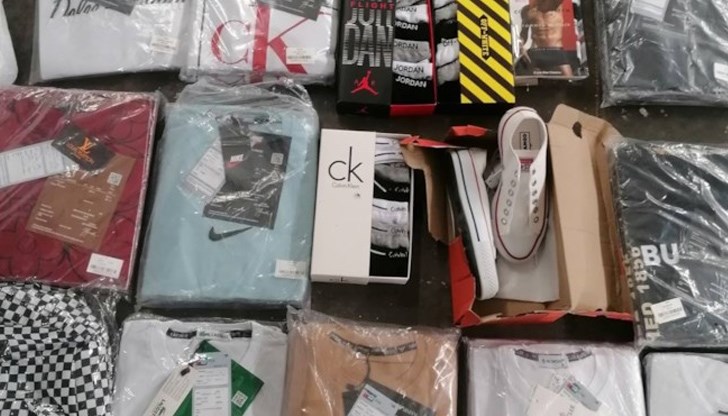 Сред артикулите има дрехи и парфюми, обозначени с лога и защитени търговски марки