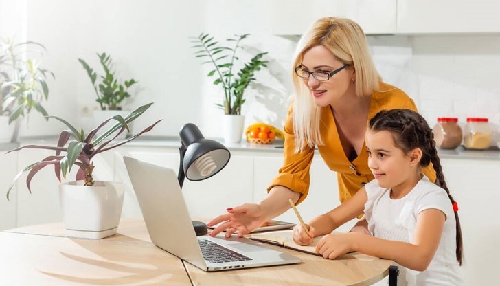 В Бургас цели паралелки минават на онлайн обучение заради един болен в класа В Бургас цели паралелки минават на онлайн обучение заради един болен в класа