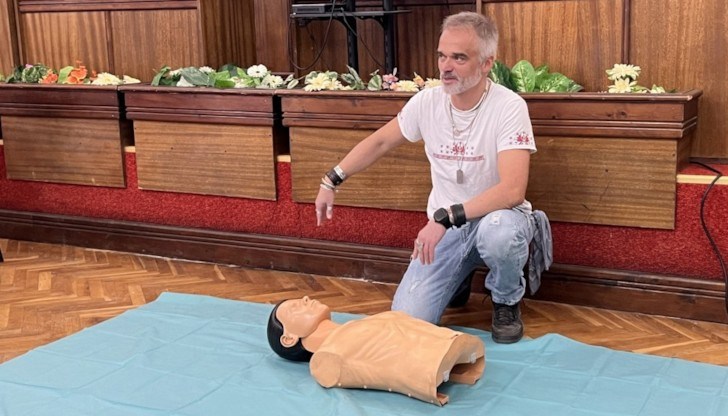 В Световния ден на рестартиране на сърцето лекари доброволци проведоха обучение на ученици в Математическата гимназия В Световния ден на рестартиране на сърцето лекари доброволци проведоха обучение на ученици в Математическата гимназия