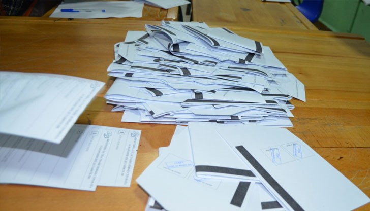 Всеки гражданин, който желае да наблюдава процеса по обработване на изборните книжа в дадена СИК в страната, може да го направи на посочения сайт