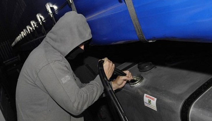 Крадците източили над 500 литра гориво от два товарни автомобила