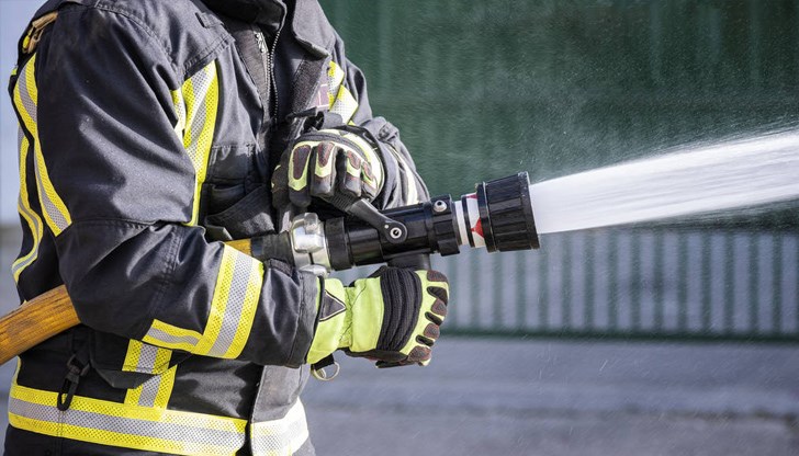 Товарният автомобил се е запалил от късо съединение Товарният автомобил се е запалил от късо съединение