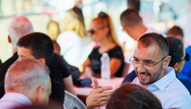 За никого няма съмнение, че Хекимян е обслужвал Борисов и като шеф в бТВ, ще го обслужва и като кмет, смята Иван Бакалов За никого няма съмнение, че Хекимян е обслужвал Борисов и като шеф в бТВ, ще го обслужва и като кмет, смята Иван Бакалов